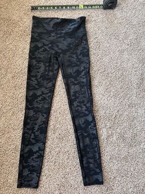 Spanx Faux Leather Camo Leggings Sz M